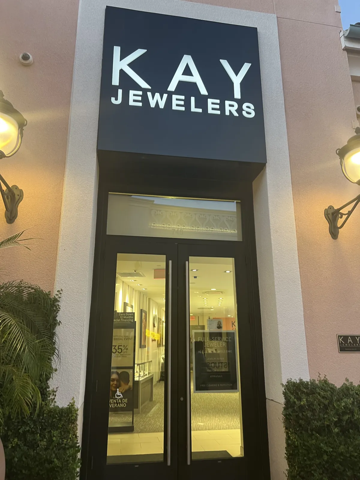 Kay Jewelers 在加州洛杉矶露天购物中心的门头