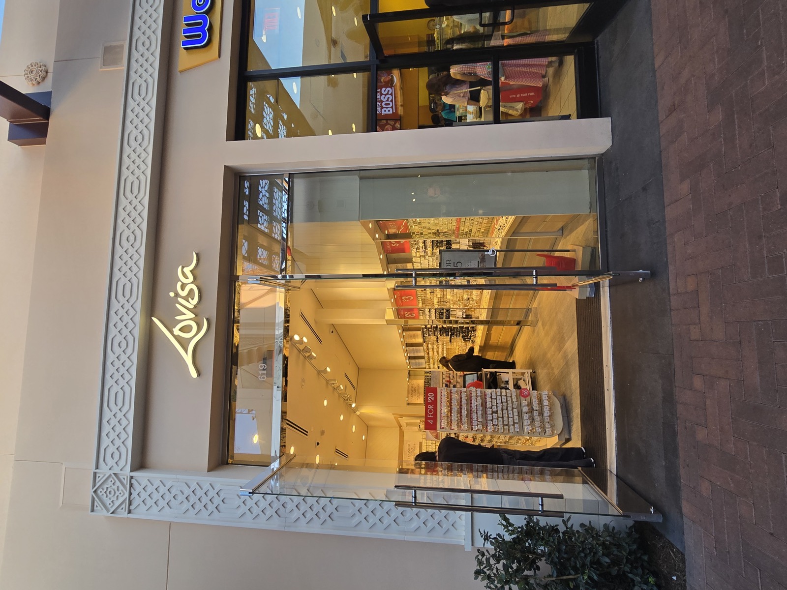 Lovisa 门店在露天街区的整体门面