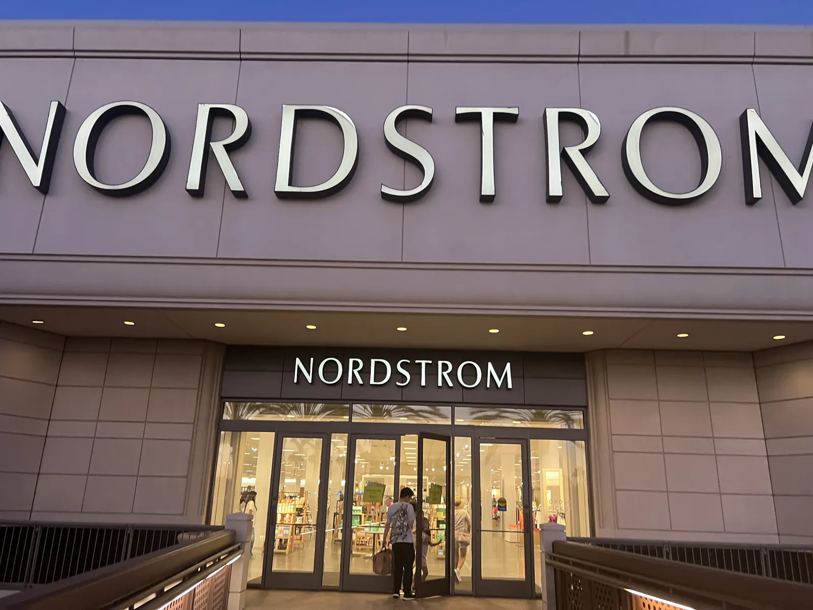 Nordstrom 在加州洛杉矶露天购物中心店内的珠宝饰品专区